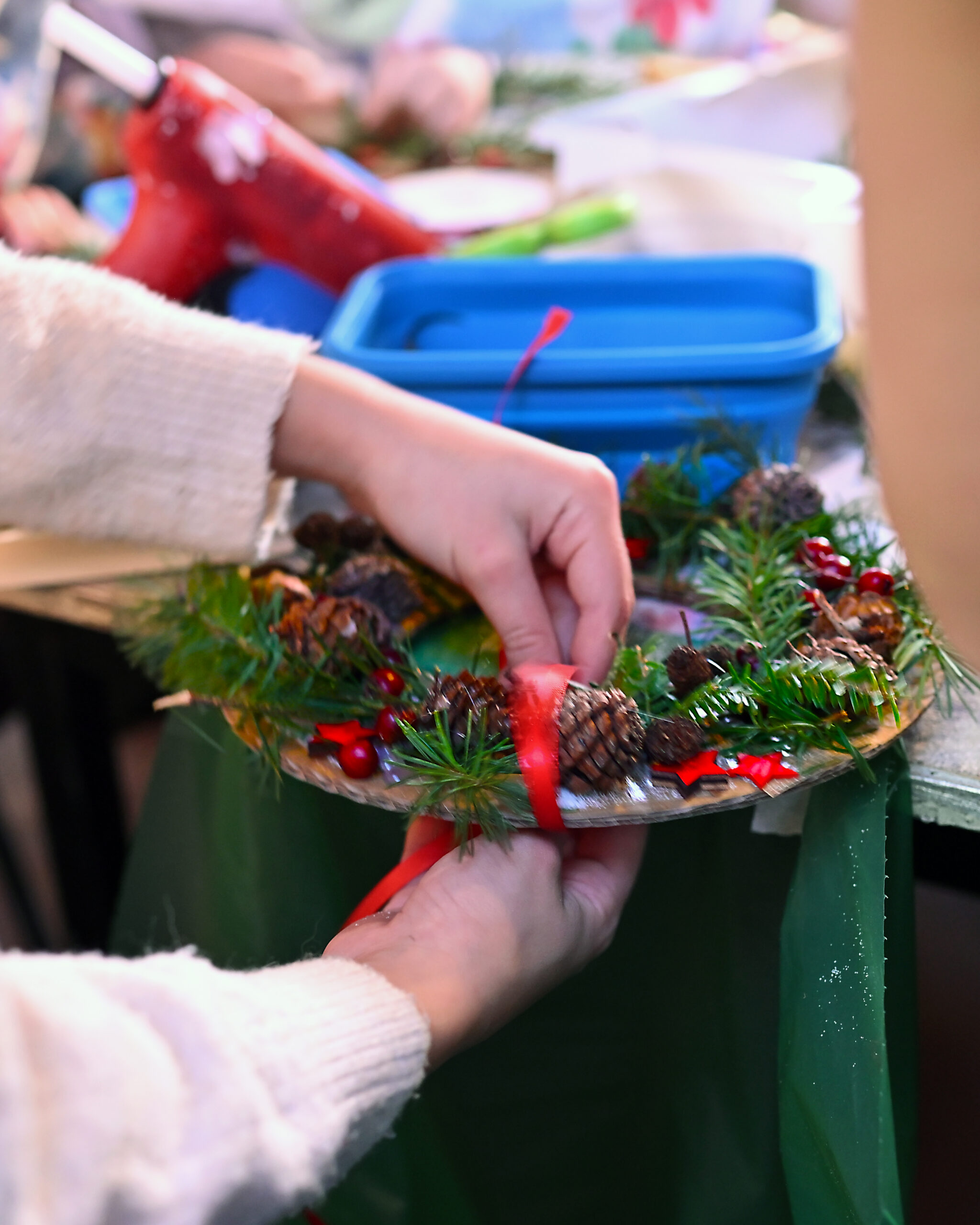 Weihnachts-Türkränze aus alter Pappe
